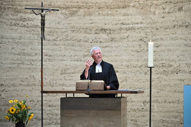 Zum 65. Jahrestag des Mauerbaus ist bei einer zentralen Gedenkfeier in der Bernauer Strasse in Berlin-Mitte an die Opfer der deutschen Teilung erinnert worden (Foto vom 13.08.2026, im Bild: Thomas Jeutner, Pfarrer der Ev. Versoehnungsgemeinde Berlin haelt eine Rede in der Kapelle der Versoehnung). In ihrer Rede in der Kapelle der Versoehnung wuerdigte Kloeckner die Mauertoten. So erinnerte sie etwa an Guenter Litfin, der als erstes Opfer des Schiessbefehls gilt. Die Mauer teilte nicht nur die Bernauer Strasse, nicht nur Berlin. Sie teilte Deutschland, Europa. Und sie teilte die Welt , sagte die Bundestagspraesidentin. (Siehe epd-Meldung vom 13.08.2026) EDITORIAL USE ONLY