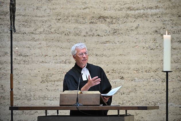 Zum 65. Jahrestag des Mauerbaus ist bei einer zentralen Gedenkfeier in der Bernauer Strasse in Berlin-Mitte an die Opfer der deutschen Teilung erinnert worden (Foto vom 13.08.2026, im Bild: Thomas Jeutner, Pfarrer der Ev. Versoehnungsgemeinde Berlin haelt eine Rede in der Kapelle der Versoehnung). In ihrer Rede in der Kapelle der Versoehnung wuerdigte Kloeckner die Mauertoten. So erinnerte sie etwa an Guenter Litfin, der als erstes Opfer des Schiessbefehls gilt. Die Mauer teilte nicht nur die Bernauer Strasse, nicht nur Berlin. Sie teilte Deutschland, Europa. Und sie teilte die Welt , sagte die Bundestagspraesidentin. (Siehe epd-Meldung vom 13.08.2026) EDITORIAL USE ONLY