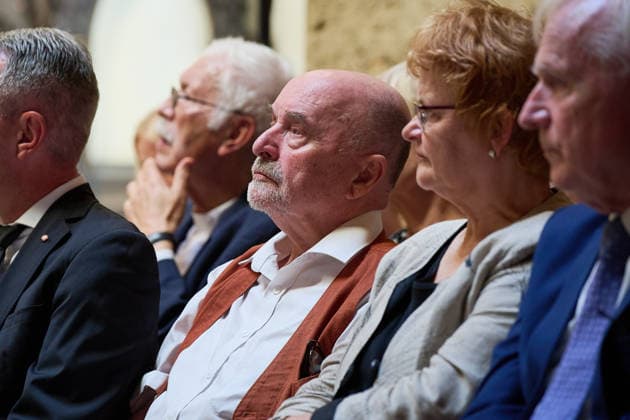 Zum 65. Jahrestag des Mauerbaus ist bei einer zentralen Gedenkfeier in der Bernauer Strasse in Berlin-Mitte an die Opfer der deutschen Teilung erinnert worden (Foto vom 13.08.2026, im Bild: Pfarrer Rainer Eppelmann (Mitte) und weitere Gaeste in der Kapelle der Versoehnung). Rund 120 Gaeste aus Politik, Kultur und Gesellschaft nahmen an der Gedenkveranstaltung teil. (Siehe epd-Meldung vom 13.08.2026) EDITORIAL USE ONLY