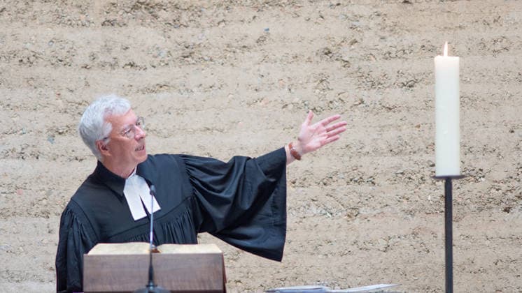Thomas Jeutner, Pfarrer an der Kapelle der Versöhnung, während seiner Begrüßungsrede;65. Jahrestag Bau der Berliner Mauer Gedenkveranstaltung am 13. August 2026 Kapelle der Versöhnung Gedenkstätte Berliner Mauer, Berlin Berlin Deutschland Gedenkstätte Berliner Mauer, Ka