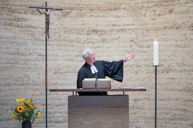 Thomas Jeutner, Pfarrer an der Kapelle der Versöhnung, während seiner Begrüßungsrede;65. Jahrestag Bau der Berliner Mauer Gedenkveranstaltung am 13. August 2026 Kapelle der Versöhnung Gedenkstätte Berliner Mauer, Berlin Berlin Deutschland Gedenkstätte Berliner Mauer, Ka