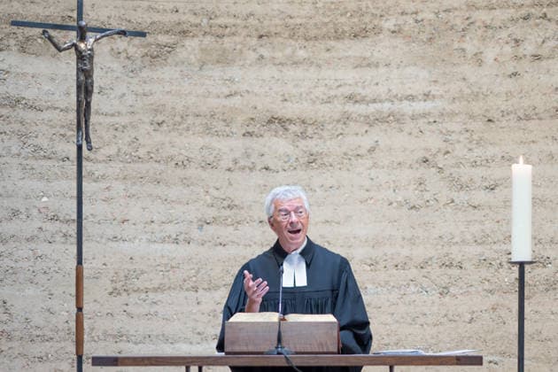 Thomas Jeutner, Pfarrer an der Kapelle der Versöhnung, während seiner Begrüßungsrede;65. Jahrestag Bau der Berliner Mauer Gedenkveranstaltung am 13. August 2026 Kapelle der Versöhnung Gedenkstätte Berliner Mauer, Berlin Berlin Deutschland Gedenkstätte Berliner Mauer, Ka