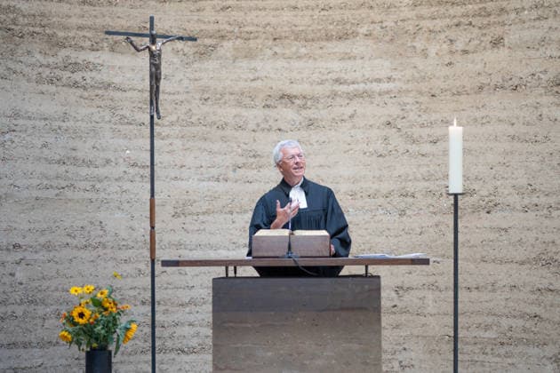 Thomas Jeutner, Pfarrer an der Kapelle der Versöhnung, während seiner Begrüßungsrede;65. Jahrestag Bau der Berliner Mauer Gedenkveranstaltung am 13. August 2026 Kapelle der Versöhnung Gedenkstätte Berliner Mauer, Berlin Berlin Deutschland Gedenkstätte Berliner Mauer, Ka