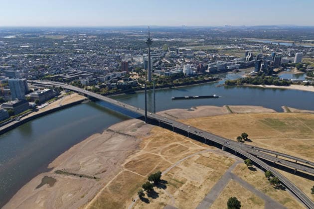Rekordtief, Niedrigwasser am Rhein bei Düsseldorf, Deutschland