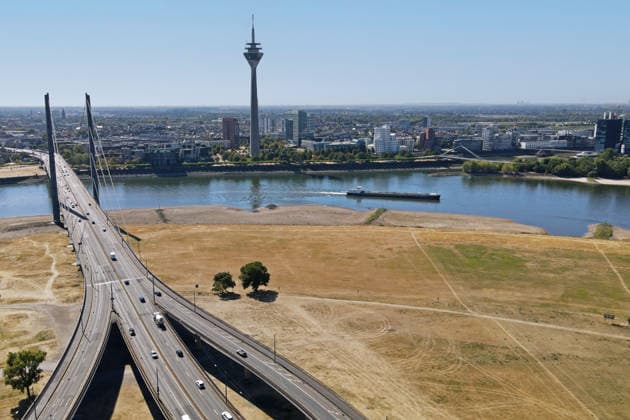 Rekordtief, Niedrigwasser am Rhein bei Düsseldorf, Deutschland