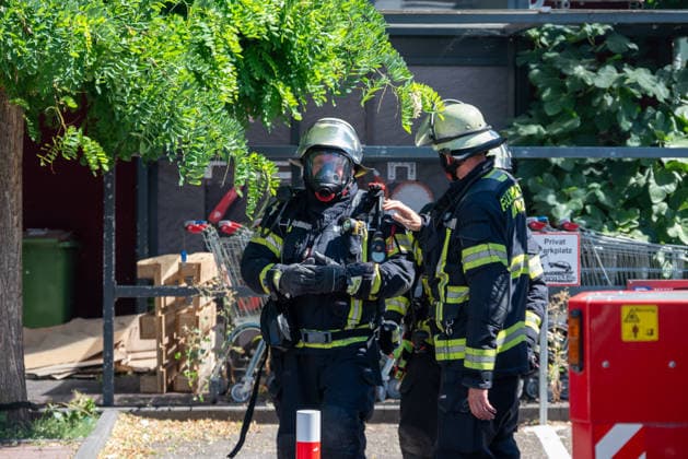 Verpuffung mit explosionsartiger Druckwirkung und Folgebrand in Bistro in Mainz-Mombach Am Donnerstag, dem 13. August 2026, kam es gegen 13:45 Uhr in einem Bistro in Mainz-Mombach im Bereich der Hauptstraße auf Höhe der Nestlestraße und Weidstraße zu einer Verpuffung mit explosionsartiger Druckwirkung und anschließendem Brand. Nach Angaben der Feuerwehr Mainz ereignete sich die Verpuffung in einem Nebenraum des Restaurants. Durch die Druckwirkung wurde ein Fenster zerstört, zudem stürzte eine Wand ein. Die Feuerwehr löschte den Brand und war mit mehreren Einsatzfahrzeugen vor Ort. Auch Rettungsdienst und Polizei waren im Einsatz. Eine zeitweise betreute Person blieb unverletzt, weitere Verletzte gab es nach Angaben der Feuerwehr nic