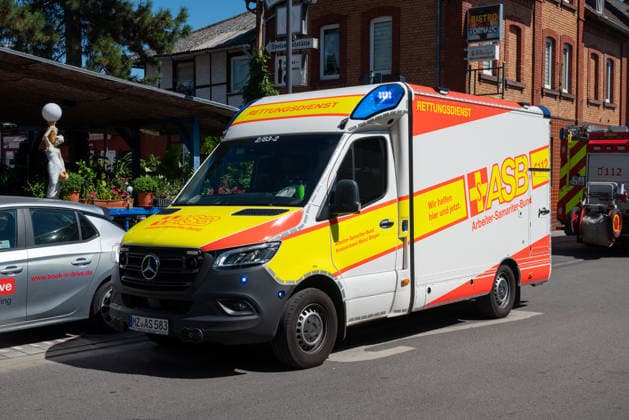 Verpuffung mit explosionsartiger Druckwirkung und Folgebrand in Bistro in Mainz-Mombach Am Donnerstag, dem 13. August 2026, kam es gegen 13:45 Uhr in einem Bistro in Mainz-Mombach im Bereich der Hauptstraße auf Höhe der Nestlestraße und Weidstraße zu einer Verpuffung mit explosionsartiger Druckwirkung und anschließendem Brand. Nach Angaben der Feuerwehr Mainz ereignete sich die Verpuffung in einem Nebenraum des Restaurants. Durch die Druckwirkung wurde ein Fenster zerstört, zudem stürzte eine Wand ein. Die Feuerwehr löschte den Brand und war mit mehreren Einsatzfahrzeugen vor Ort. Auch Rettungsdienst und Polizei waren im Einsatz. Eine zeitweise betreute Person blieb unverletzt, weitere Verletzte gab es nach Angaben der Feuerwehr nic