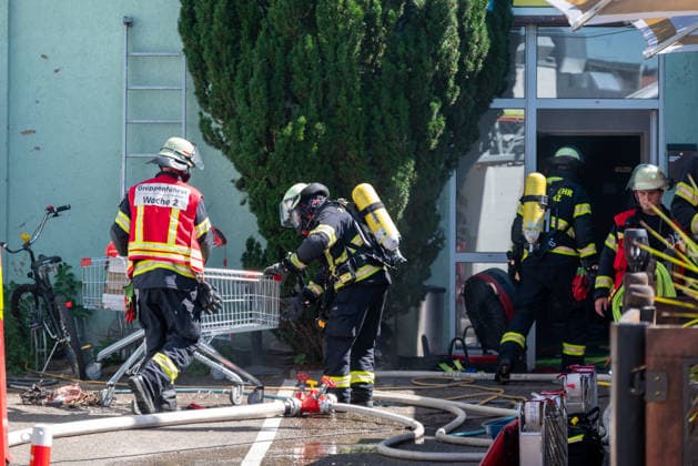Verpuffung mit explosionsartiger Druckwirkung und Folgebrand in Bistro in Mainz-Mombach Am Donnerstag, dem 13. August 2026, kam es gegen 13:45 Uhr in einem Bistro in Mainz-Mombach im Bereich der Hauptstraße auf Höhe der Nestlestraße und Weidstraße zu einer Verpuffung mit explosionsartiger Druckwirkung und anschließendem Brand. Nach Angaben der Feuerwehr Mainz ereignete sich die Verpuffung in einem Nebenraum des Restaurants. Durch die Druckwirkung wurde ein Fenster zerstört, zudem stürzte eine Wand ein. Die Feuerwehr löschte den Brand und war mit mehreren Einsatzfahrzeugen vor Ort. Auch Rettungsdienst und Polizei waren im Einsatz. Eine zeitweise betreute Person blieb unverletzt, weitere Verletzte gab es nach Angaben der Feuerwehr nic