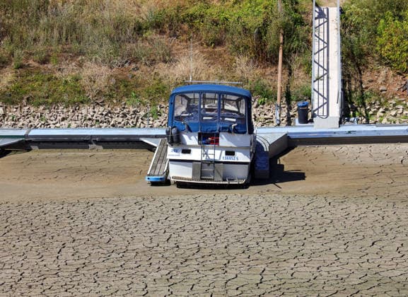 13.08.2026, Deutschland, NRW, Wetter, Hitze, Flüsse, Trockenheit, Ausgetrocknetes Hafenbecken am Rhein in Düsseldorf, ein Boot liegt auf dem trockenen Grund und kann den Hafen nicht verlassen, Deutschland Copyright: xD.xKerlekin SnowfieldxPhotographyx SF130826BootD1