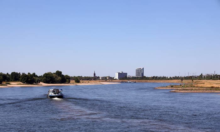 13.08.2026, Deutschland, NRW, Wetter, Hitze, Flüsse, Niedrigwasser, Trockenheit, Durch die Hitze ist das Rhein-Wasser in Düsseldorf extrem gesunken, was für Schiffe immer problematischer wird, Deutschland Copyright: xD.xKerlekin SnowfieldxPhotographyx SF130826RheinD2