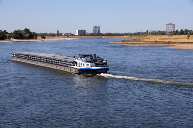 13.08.2026, Deutschland, NRW, Wetter, Hitze, Flüsse, Niedrigwasser, Trockenheit, Durch die Hitze ist das Rhein-Wasser in Düsseldorf extrem gesunken, was für Schiffe immer problematischer wird, Deutschland Copyright: xD.xKerlekin SnowfieldxPhotographyx SF130826RheinD5