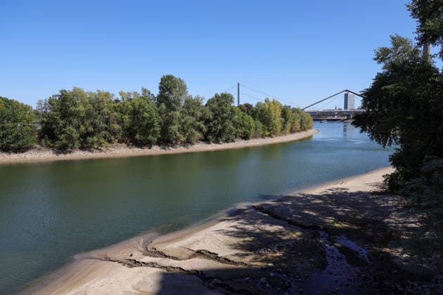13.08.2026, Deutschland, NRW, Wetter, Hitze, Flüsse, Niedrigwasser, Trockenheit, Durch die Hitze ist das Rhein-Wasser in Düsseldorf extrem gesunken, was für Schiffe immer problematischer wird, Deutschland Copyright: xD.xKerlekin SnowfieldxPhotographyx SF130826RheinD10