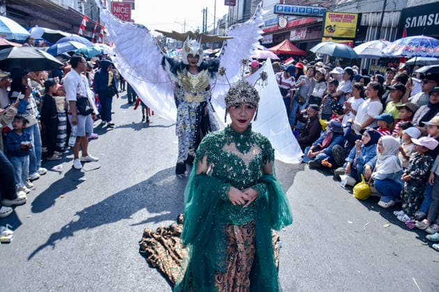 August 13, 2026, West Bandung Regency, West Java, Indonesia: Participants wearing a traditional costumes during a carnival commemorating the 81st anniversary of the Indonesia s independence in Lembang, West Bandung Regency, Indonesia. The carnival, which was held to celebrate the 81st anniversary of the Republic of Indonesia s independence, the carnival drew thousands of villagers who showcased costume and cultural parades as well as traditional attire. West Bandung Regency Indonesia - ZUMAr272 20260813_zip_r272_018 Copyright: xDimasxRachmatsyahx