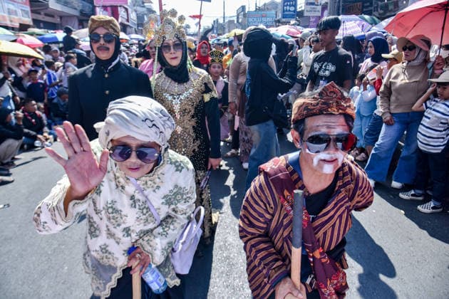 August 13, 2026, West Bandung Regency, West Java, Indonesia: Participants wearing a traditional costumes during a carnival commemorating the 81st anniversary of the Indonesia s independence in Lembang, West Bandung Regency, Indonesia. The carnival, which was held to celebrate the 81st anniversary of the Republic of Indonesia s independence, the carnival drew thousands of villagers who showcased costume and cultural parades as well as traditional attire. West Bandung Regency Indonesia - ZUMAr272 20260813_zip_r272_020 Copyright: xDimasxRachmatsyahx