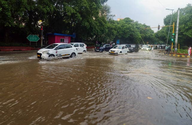 RECORD DATE NOT STATED Heavy rain lashes parts of the National Capital New Delhi, Aug 13 (ANI): Commuters wade through a waterlogged San Martin Marg following heavy rainfall, in New Delhi on Thursday. New Delhi Delhi India Copyright: xANIx ANI_20260813528