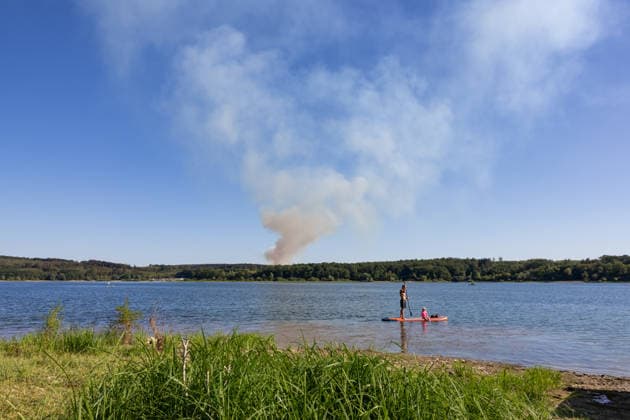 Waldbrand Möhnesee Seit 15:00 Uhr bekämpfen die Einsatzkräfte von Feuerwehr, Rettungsdienst, Hilfsorganisationen und Polizei aus dem gesamten Kreisgebiet einen Waldbrand am Möhnesee im Bereich Grüne Hoffnung - Wilhelmsruh. Aktuell sind rund 300 Einsatzkräfte im Einsatz. Das Feuer hat sich bereits auf eine Fläche von rund 44.000 mÂ² ausgebreitet und ist weiterhin dynamisch. Weitere Einsatzkräfte und Spezialgerät von Wald und Holz NRW sind noch auf der Anfahrt. Aufgrund des Brandes kann es im Bereich des Arnsberger Waldes, in der Soester Börde und in Teilbereichen des Hochsauerlandkreises zu Geruchsbelästigungen kommen. Möhnesee Naturpark Möhnesee-Havesse Nordrhein-Westfalen Deutschland