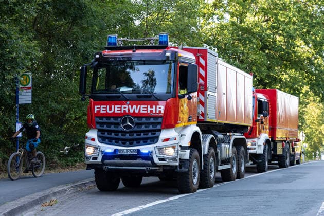 Waldbrand Möhnesee Seit 15:00 Uhr bekämpfen die Einsatzkräfte von Feuerwehr, Rettungsdienst, Hilfsorganisationen und Polizei aus dem gesamten Kreisgebiet einen Waldbrand am Möhnesee im Bereich Grüne Hoffnung - Wilhelmsruh. Aktuell sind rund 300 Einsatzkräfte im Einsatz. Das Feuer hat sich bereits auf eine Fläche von rund 44.000 mÂ² ausgebreitet und ist weiterhin dynamisch. Weitere Einsatzkräfte und Spezialgerät von Wald und Holz NRW sind noch auf der Anfahrt. Aufgrund des Brandes kann es im Bereich des Arnsberger Waldes, in der Soester Börde und in Teilbereichen des Hochsauerlandkreises zu Geruchsbelästigungen kommen. Möhnesee Naturpark Möhnesee-Havesse Nordrhein-Westfalen Deutschland