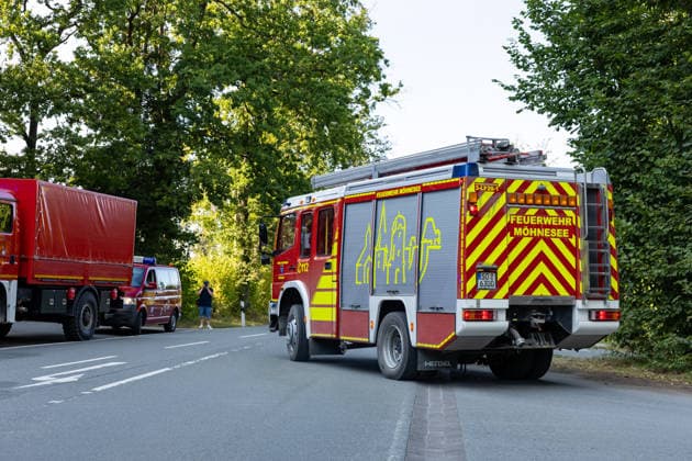 Waldbrand Möhnesee Seit 15:00 Uhr bekämpfen die Einsatzkräfte von Feuerwehr, Rettungsdienst, Hilfsorganisationen und Polizei aus dem gesamten Kreisgebiet einen Waldbrand am Möhnesee im Bereich Grüne Hoffnung - Wilhelmsruh. Aktuell sind rund 300 Einsatzkräfte im Einsatz. Das Feuer hat sich bereits auf eine Fläche von rund 44.000 mÂ² ausgebreitet und ist weiterhin dynamisch. Weitere Einsatzkräfte und Spezialgerät von Wald und Holz NRW sind noch auf der Anfahrt. Aufgrund des Brandes kann es im Bereich des Arnsberger Waldes, in der Soester Börde und in Teilbereichen des Hochsauerlandkreises zu Geruchsbelästigungen kommen. Möhnesee Naturpark Möhnesee-Havesse Nordrhein-Westfalen Deutschland