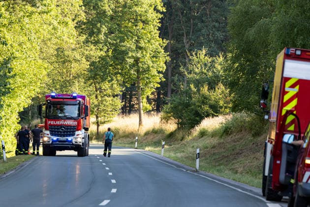 Waldbrand Möhnesee Seit 15:00 Uhr bekämpfen die Einsatzkräfte von Feuerwehr, Rettungsdienst, Hilfsorganisationen und Polizei aus dem gesamten Kreisgebiet einen Waldbrand am Möhnesee im Bereich Grüne Hoffnung - Wilhelmsruh. Aktuell sind rund 300 Einsatzkräfte im Einsatz. Das Feuer hat sich bereits auf eine Fläche von rund 44.000 mÂ² ausgebreitet und ist weiterhin dynamisch. Weitere Einsatzkräfte und Spezialgerät von Wald und Holz NRW sind noch auf der Anfahrt. Aufgrund des Brandes kann es im Bereich des Arnsberger Waldes, in der Soester Börde und in Teilbereichen des Hochsauerlandkreises zu Geruchsbelästigungen kommen. Möhnesee Naturpark Möhnesee-Havesse Nordrhein-Westfalen Deutschland