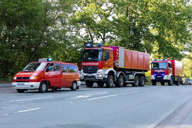 Waldbrand Möhnesee Seit 15:00 Uhr bekämpfen die Einsatzkräfte von Feuerwehr, Rettungsdienst, Hilfsorganisationen und Polizei aus dem gesamten Kreisgebiet einen Waldbrand am Möhnesee im Bereich Grüne Hoffnung - Wilhelmsruh. Aktuell sind rund 300 Einsatzkräfte im Einsatz. Das Feuer hat sich bereits auf eine Fläche von rund 44.000 mÂ² ausgebreitet und ist weiterhin dynamisch. Weitere Einsatzkräfte und Spezialgerät von Wald und Holz NRW sind noch auf der Anfahrt. Aufgrund des Brandes kann es im Bereich des Arnsberger Waldes, in der Soester Börde und in Teilbereichen des Hochsauerlandkreises zu Geruchsbelästigungen kommen. Möhnesee Naturpark Möhnesee-Havesse Nordrhein-Westfalen Deutschland