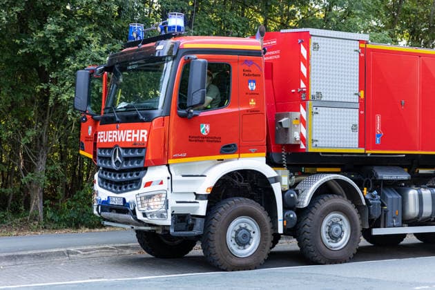 Waldbrand Möhnesee Seit 15:00 Uhr bekämpfen die Einsatzkräfte von Feuerwehr, Rettungsdienst, Hilfsorganisationen und Polizei aus dem gesamten Kreisgebiet einen Waldbrand am Möhnesee im Bereich Grüne Hoffnung - Wilhelmsruh. Aktuell sind rund 300 Einsatzkräfte im Einsatz. Das Feuer hat sich bereits auf eine Fläche von rund 44.000 mÂ² ausgebreitet und ist weiterhin dynamisch. Weitere Einsatzkräfte und Spezialgerät von Wald und Holz NRW sind noch auf der Anfahrt. Aufgrund des Brandes kann es im Bereich des Arnsberger Waldes, in der Soester Börde und in Teilbereichen des Hochsauerlandkreises zu Geruchsbelästigungen kommen. Möhnesee Naturpark Möhnesee-Havesse Nordrhein-Westfalen Deutschland