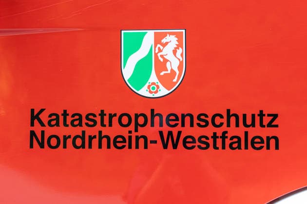 Waldbrand Möhnesee Seit 15:00 Uhr bekämpfen die Einsatzkräfte von Feuerwehr, Rettungsdienst, Hilfsorganisationen und Polizei aus dem gesamten Kreisgebiet einen Waldbrand am Möhnesee im Bereich Grüne Hoffnung - Wilhelmsruh. Aktuell sind rund 300 Einsatzkräfte im Einsatz. Das Feuer hat sich bereits auf eine Fläche von rund 44.000 mÂ² ausgebreitet und ist weiterhin dynamisch. Weitere Einsatzkräfte und Spezialgerät von Wald und Holz NRW sind noch auf der Anfahrt. Aufgrund des Brandes kann es im Bereich des Arnsberger Waldes, in der Soester Börde und in Teilbereichen des Hochsauerlandkreises zu Geruchsbelästigungen kommen. Möhnesee Naturpark Möhnesee-Havesse Nordrhein-Westfalen Deutschland