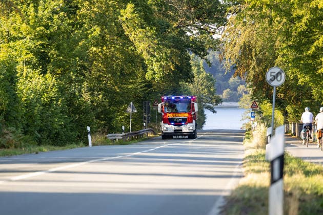 Waldbrand Möhnesee Seit 15:00 Uhr bekämpfen die Einsatzkräfte von Feuerwehr, Rettungsdienst, Hilfsorganisationen und Polizei aus dem gesamten Kreisgebiet einen Waldbrand am Möhnesee im Bereich Grüne Hoffnung - Wilhelmsruh. Aktuell sind rund 300 Einsatzkräfte im Einsatz. Das Feuer hat sich bereits auf eine Fläche von rund 44.000 mÂ² ausgebreitet und ist weiterhin dynamisch. Weitere Einsatzkräfte und Spezialgerät von Wald und Holz NRW sind noch auf der Anfahrt. Aufgrund des Brandes kann es im Bereich des Arnsberger Waldes, in der Soester Börde und in Teilbereichen des Hochsauerlandkreises zu Geruchsbelästigungen kommen. Möhnesee Naturpark Möhnesee-Havesse Nordrhein-Westfalen Deutschland