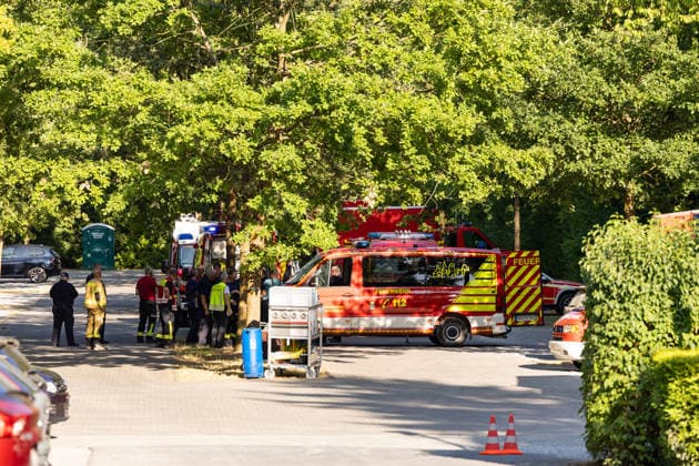 Waldbrand Möhnesee Seit 15:00 Uhr bekämpfen die Einsatzkräfte von Feuerwehr, Rettungsdienst, Hilfsorganisationen und Polizei aus dem gesamten Kreisgebiet einen Waldbrand am Möhnesee im Bereich Grüne Hoffnung - Wilhelmsruh. Aktuell sind rund 300 Einsatzkräfte im Einsatz. Das Feuer hat sich bereits auf eine Fläche von rund 44.000 mÂ² ausgebreitet und ist weiterhin dynamisch. Weitere Einsatzkräfte und Spezialgerät von Wald und Holz NRW sind noch auf der Anfahrt. Aufgrund des Brandes kann es im Bereich des Arnsberger Waldes, in der Soester Börde und in Teilbereichen des Hochsauerlandkreises zu Geruchsbelästigungen kommen. Möhnesee Naturpark Möhnesee-Havesse Nordrhein-Westfalen Deutschland