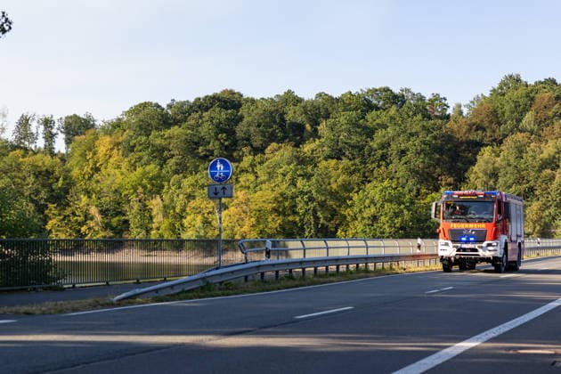 Waldbrand Möhnesee Seit 15:00 Uhr bekämpfen die Einsatzkräfte von Feuerwehr, Rettungsdienst, Hilfsorganisationen und Polizei aus dem gesamten Kreisgebiet einen Waldbrand am Möhnesee im Bereich Grüne Hoffnung - Wilhelmsruh. Aktuell sind rund 300 Einsatzkräfte im Einsatz. Das Feuer hat sich bereits auf eine Fläche von rund 44.000 mÂ² ausgebreitet und ist weiterhin dynamisch. Weitere Einsatzkräfte und Spezialgerät von Wald und Holz NRW sind noch auf der Anfahrt. Aufgrund des Brandes kann es im Bereich des Arnsberger Waldes, in der Soester Börde und in Teilbereichen des Hochsauerlandkreises zu Geruchsbelästigungen kommen. Möhnesee Naturpark Möhnesee-Havesse Nordrhein-Westfalen Deutschland