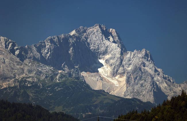 Ein Sommertag bei Krün, Oberland, Werdenfelser Land (Landkreis Garmisch-Partenkirchen ). Hier der Blick auf das Wettersteinmassiv mit der Zugspitze, Felsgipfel, Alpin