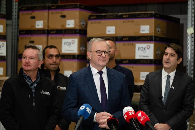 ANTHONY ALBANESE PRESSER, Minister for Climate Change and Energy of Australia, Chris Bowen, RKS Energy Solutions Owner Kunal Kapoor, Australian Prime Minster, Anthony Albanese, Fox ESS ambassador, Ian Thorpe and Chief Executive Officer of the Smart Energy Council, David McEleraduring a visit to RK Solar & Consulting Services in Sydney, Friday, August 14, 2026. ( NO ARCHIVING Sydney New South Wales Australia Copyright: xSarahxWilsonx 20260814183792129526