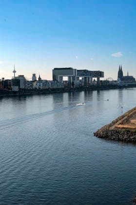 Durch die historisch niedrigen Pegelstände im Rhein ist die Logistik extremst gestört. Hierdurch entstehen Herausforderungen und Folgen für den Alltag. Es droht das Abschneiden der Transportwege im Rhein. Die Kosten für den Verbraucher steigen im Bereich der Lebensmitteln, bei den Kraftstoffen und anderen Bereichen durch gestiegene Transportkosten. Unternehmen sind gezwungen, die Produktionen zu drosseln. Köln, 13.08.2026