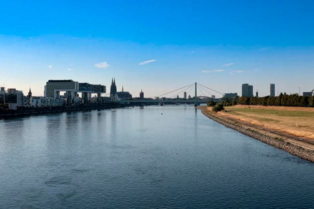 Durch die historisch niedrigen Pegelstände im Rhein ist die Logistik extremst gestört. Hierdurch entstehen Herausforderungen und Folgen für den Alltag. Es droht das Abschneiden der Transportwege im Rhein. Die Kosten für den Verbraucher steigen im Bereich der Lebensmitteln, bei den Kraftstoffen und anderen Bereichen durch gestiegene Transportkosten. Unternehmen sind gezwungen, die Produktionen zu drosseln. Köln, 13.08.2026