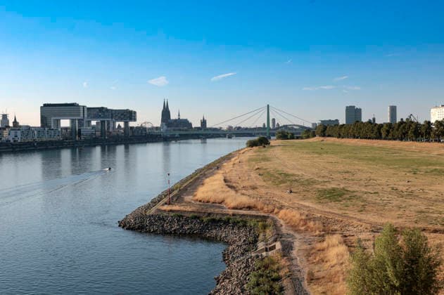 Durch die historisch niedrigen Pegelstände im Rhein ist die Logistik extremst gestört. Hierdurch entstehen Herausforderungen und Folgen für den Alltag. Es droht das Abschneiden der Transportwege im Rhein. Die Kosten für den Verbraucher steigen im Bereich der Lebensmitteln, bei den Kraftstoffen und anderen Bereichen durch gestiegene Transportkosten. Unternehmen sind gezwungen, die Produktionen zu drosseln. Köln, 13.08.2026