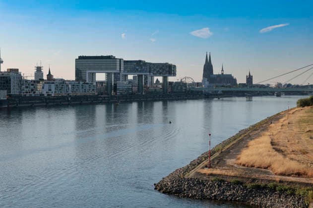 Durch die historisch niedrigen Pegelstände im Rhein ist die Logistik extremst gestört. Hierdurch entstehen Herausforderungen und Folgen für den Alltag. Es droht das Abschneiden der Transportwege im Rhein. Die Kosten für den Verbraucher steigen im Bereich der Lebensmitteln, bei den Kraftstoffen und anderen Bereichen durch gestiegene Transportkosten. Unternehmen sind gezwungen, die Produktionen zu drosseln. Köln, 13.08.2026