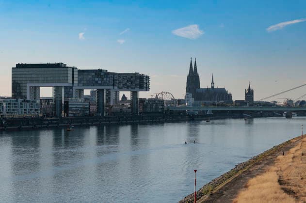Durch die historisch niedrigen Pegelstände im Rhein ist die Logistik extremst gestört. Hierdurch entstehen Herausforderungen und Folgen für den Alltag. Es droht das Abschneiden der Transportwege im Rhein. Die Kosten für den Verbraucher steigen im Bereich der Lebensmitteln, bei den Kraftstoffen und anderen Bereichen durch gestiegene Transportkosten. Unternehmen sind gezwungen, die Produktionen zu drosseln. Köln, 13.08.2026
