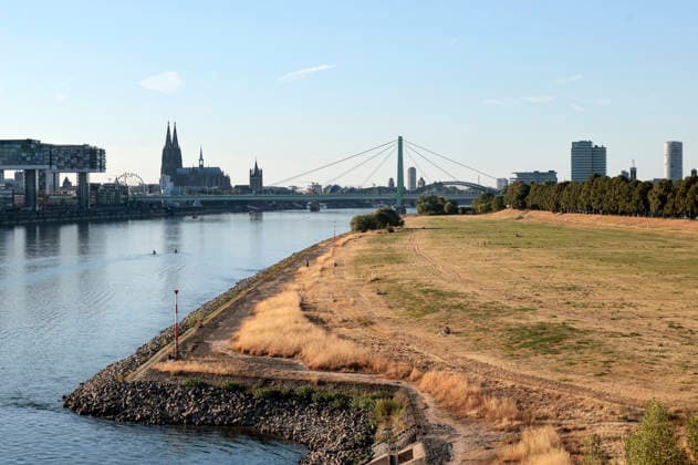 Durch die historisch niedrigen Pegelstände im Rhein ist die Logistik extremst gestört. Hierdurch entstehen Herausforderungen und Folgen für den Alltag. Es droht das Abschneiden der Transportwege im Rhein. Die Kosten für den Verbraucher steigen im Bereich der Lebensmitteln, bei den Kraftstoffen und anderen Bereichen durch gestiegene Transportkosten. Unternehmen sind gezwungen, die Produktionen zu drosseln. Köln, 13.08.2026