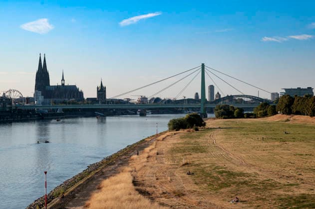 Durch die historisch niedrigen Pegelstände im Rhein ist die Logistik extremst gestört. Hierdurch entstehen Herausforderungen und Folgen für den Alltag. Es droht das Abschneiden der Transportwege im Rhein. Die Kosten für den Verbraucher steigen im Bereich der Lebensmitteln, bei den Kraftstoffen und anderen Bereichen durch gestiegene Transportkosten. Unternehmen sind gezwungen, die Produktionen zu drosseln. Köln, 13.08.2026