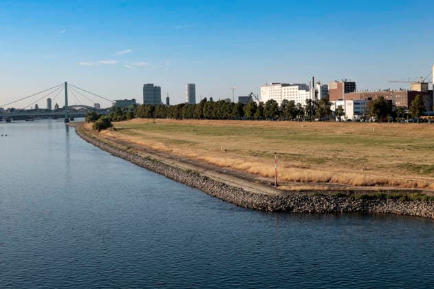 Poller Wiesen - Durch die historisch niedrigen Pegelstände im Rhein ist die Logistik extremst gestört. Hierdurch entstehen Herausforderungen und Folgen für den Alltag. Es droht das Abschneiden der Transportwege im Rhein. Die Kosten für den Verbraucher steigen im Bereich der Lebensmitteln, bei den Kraftstoffen und anderen Bereichen durch gestiegene Transportkosten. Unternehmen sind gezwungen, die Produktionen zu drosseln. Köln, 13.08.2026