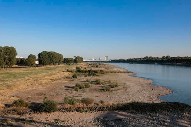 Poller Wiesen - Durch die historisch niedrigen Pegelstände im Rhein ist die Logistik extremst gestört. Hierdurch entstehen Herausforderungen und Folgen für den Alltag. Es droht das Abschneiden der Transportwege im Rhein. Die Kosten für den Verbraucher steigen im Bereich der Lebensmitteln, bei den Kraftstoffen und anderen Bereichen durch gestiegene Transportkosten. Unternehmen sind gezwungen, die Produktionen zu drosseln. Köln, 13.08.2026