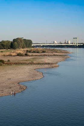 Poller Wiesen und Rodenkirchener Brücke - Durch die historisch niedrigen Pegelstände im Rhein ist die Logistik extremst gestört. Hierdurch entstehen Herausforderungen und Folgen für den Alltag. Es droht das Abschneiden der Transportwege im Rhein. Die Kosten für den Verbraucher steigen im Bereich der Lebensmitteln, bei den Kraftstoffen und anderen Bereichen durch gestiegene Transportkosten. Unternehmen sind gezwungen, die Produktionen zu drosseln. Köln, 13.08.2026