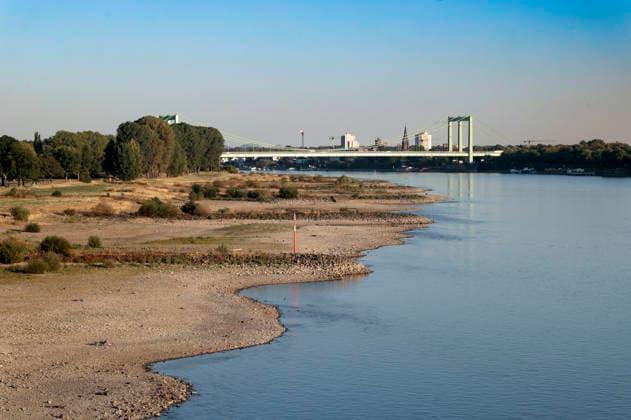 Poller Wiesen und Rodenkirchener Brücke - Durch die historisch niedrigen Pegelstände im Rhein ist die Logistik extremst gestört. Hierdurch entstehen Herausforderungen und Folgen für den Alltag. Es droht das Abschneiden der Transportwege im Rhein. Die Kosten für den Verbraucher steigen im Bereich der Lebensmitteln, bei den Kraftstoffen und anderen Bereichen durch gestiegene Transportkosten. Unternehmen sind gezwungen, die Produktionen zu drosseln. Köln, 13.08.2026