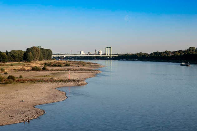 Poller Wiesen und Rodenkirchener Brücke - Durch die historisch niedrigen Pegelstände im Rhein ist die Logistik extremst gestört. Hierdurch entstehen Herausforderungen und Folgen für den Alltag. Es droht das Abschneiden der Transportwege im Rhein. Die Kosten für den Verbraucher steigen im Bereich der Lebensmitteln, bei den Kraftstoffen und anderen Bereichen durch gestiegene Transportkosten. Unternehmen sind gezwungen, die Produktionen zu drosseln. Köln, 13.08.2026