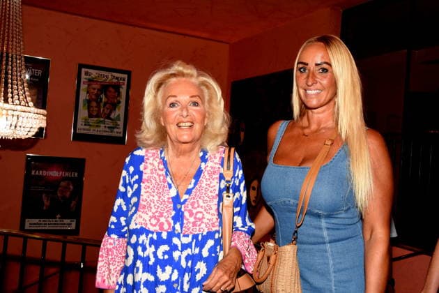 Ricci Hohlt Schauspielerin Tasya de Blanc Moderatorin Muenchen 13.08.2029 Bayerischer Hof Komoedie Premiere Ein total verrückter Sommernachtstraum Foto Muenchen