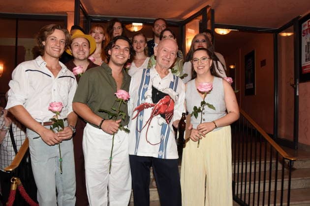 1. Reihe -Darsteller Richard Fouqueau Schauspieler Lysander Valentin Schmidt Schauspieler Sepp Schauer, Schauspieler Hermia Magdalena. Echter Schauspielerin mit Weiteren Mitdarstellern Muenchen 13.08.2029 Bayerischer Hof Komoedie Premiere Ein total verrückter Sommernachtstraum Foto Muenchen