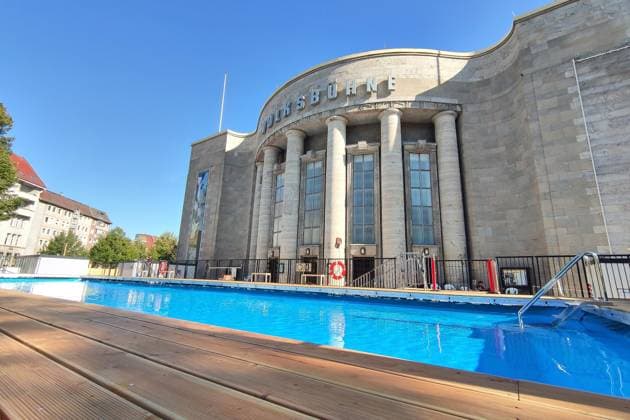 Berlin, Deutschland, 14.08.2026: Volksbad vor der Berliner Volksbühne Copyright: xdtsxNachrichtenagenturx dts_130125