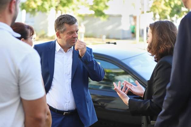 Halle (Saale), Sachsen-Anhalt, Deutschland, 14.08.2026: Ministerpräsident besucht ProCurand-Pflegeeinrichtung: Sven Schulze, CDU, wird von Pflegedienstleiterin Madeleine Greve begrüßt. Copyright: xdtsxNachrichtenagenturx dts_130126