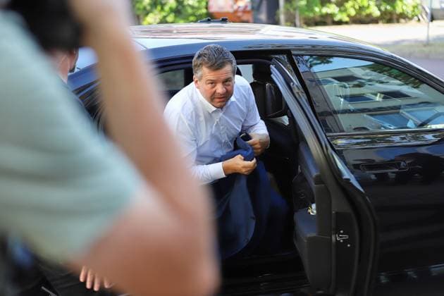 Halle (Saale), Sachsen-Anhalt, Deutschland, 14.08.2026: Ministerpräsident besucht ProCurand-Pflegeeinrichtung: Sven Schulze, CDU, kommt an und zieht sein Jackett an. Copyright: xdtsxNachrichtenagenturx dts_130133