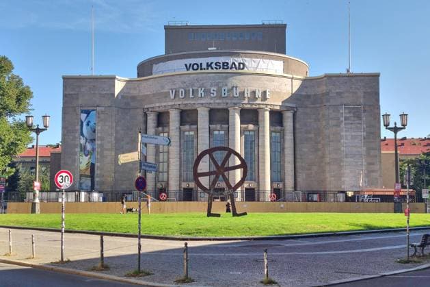 Berlin, Deutschland, 14.08.2026: Volksbad vor der Berliner Volksbühne Copyright: xdtsxNachrichtenagenturx dts_130134