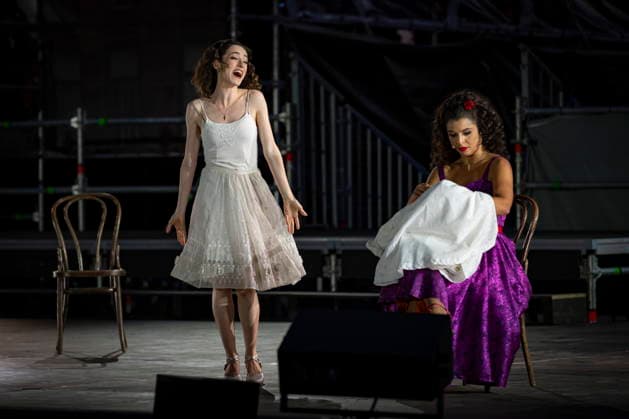 13.08.2026, Saarland, Ensdorf. Die West Side Story feiert am Donnerstagabend am Saarpolygon im Rahmen der diesjährigen Opernfestspiele mit zahlreichen Ehrengästen aus Politik, Kultur und Wirtschaft Premiere.